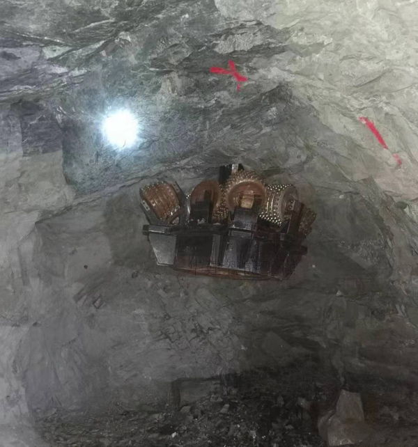 反井鉆機(jī)1.5米刀盤開始反孔 反井鉆機(jī)1.5米刀盤開始反孔