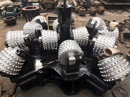 反井鉆機導(dǎo)孔完成準(zhǔn)備安裝擴(kuò)孔大鉆頭